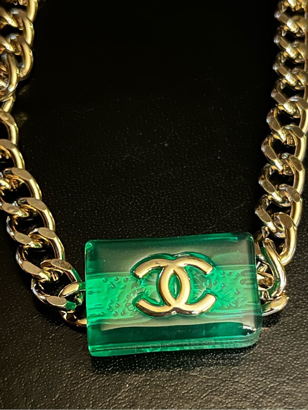 ChaneI 2023 Emerald Cube Letter Logo Chunky Chocker Silver Tone Necklace - Picture 3 of 7